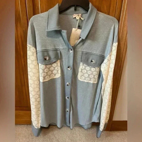 Hem & Thread Women’s Blue Button Down/Shacket With Lace Detail. NWT. Size Small - Picture 7 of 9